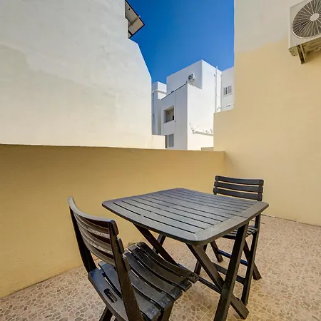 Sunny 2-bedroom Maisonette Near St Pauls Bay And Northern Beaches