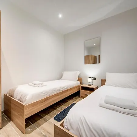 Sunny 2-bedroom Maisonette Near St Pauls Bay And Northern Beaches Apartment